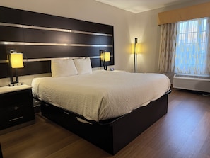 Meja kerja, setrika/meja setrika, dan tempat tidur bayi gratis