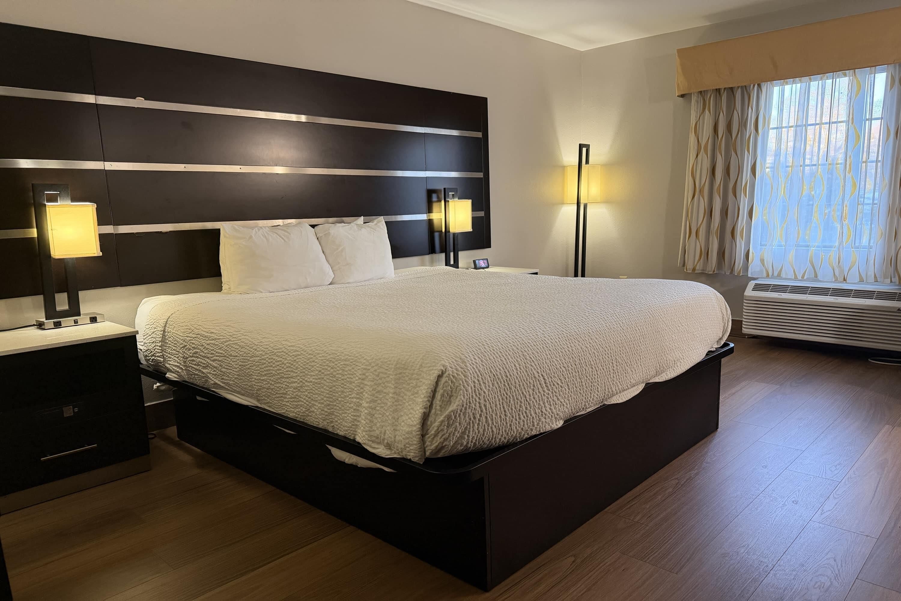 Escritorio, tabla de planchar con plancha y cunas gratuitas 