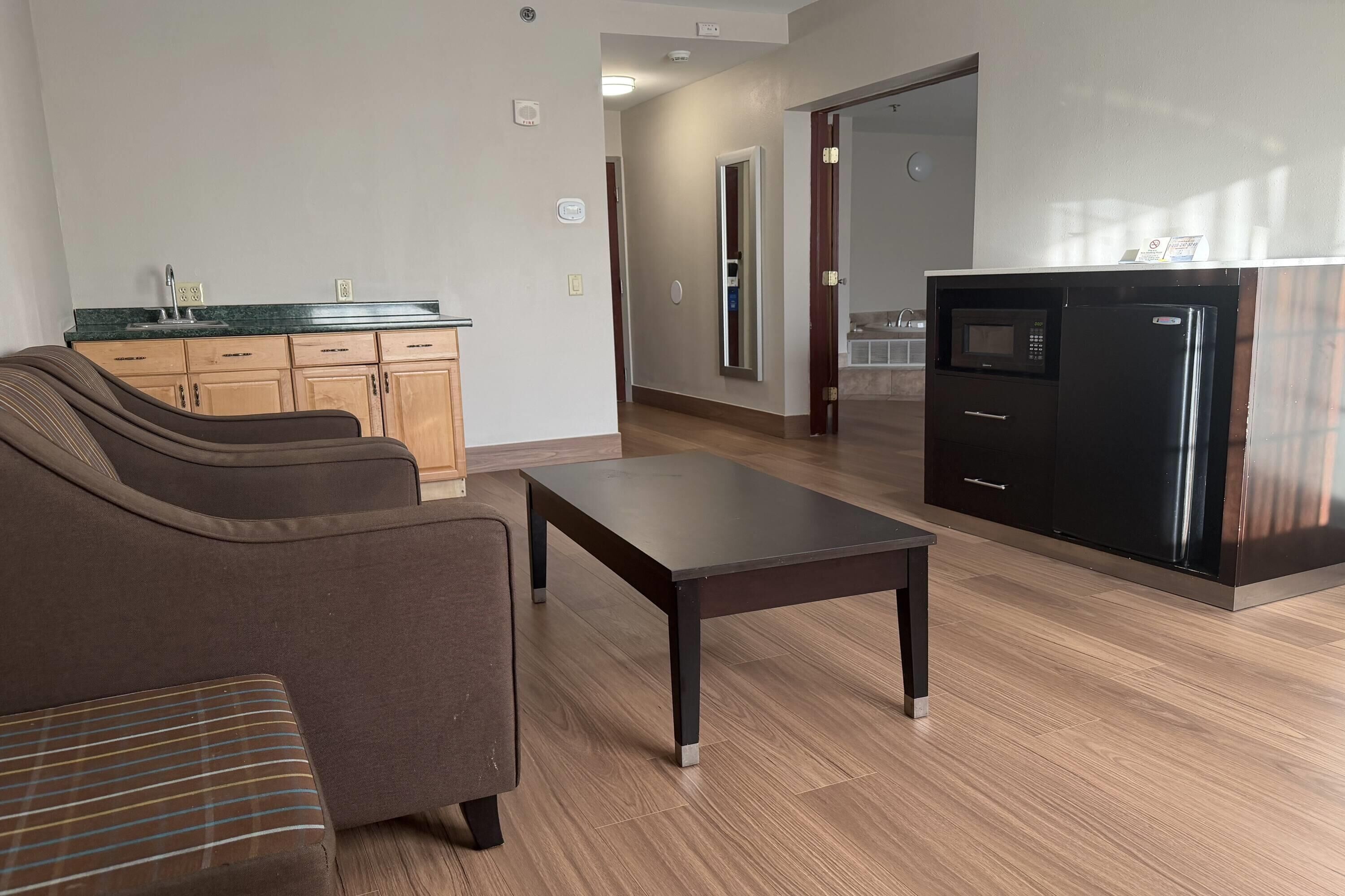 Studio Suite, 1 King Bed, No Smoking, Hot Tub | Desk, iron/ironing board, free cribs/infant beds, rollaway beds