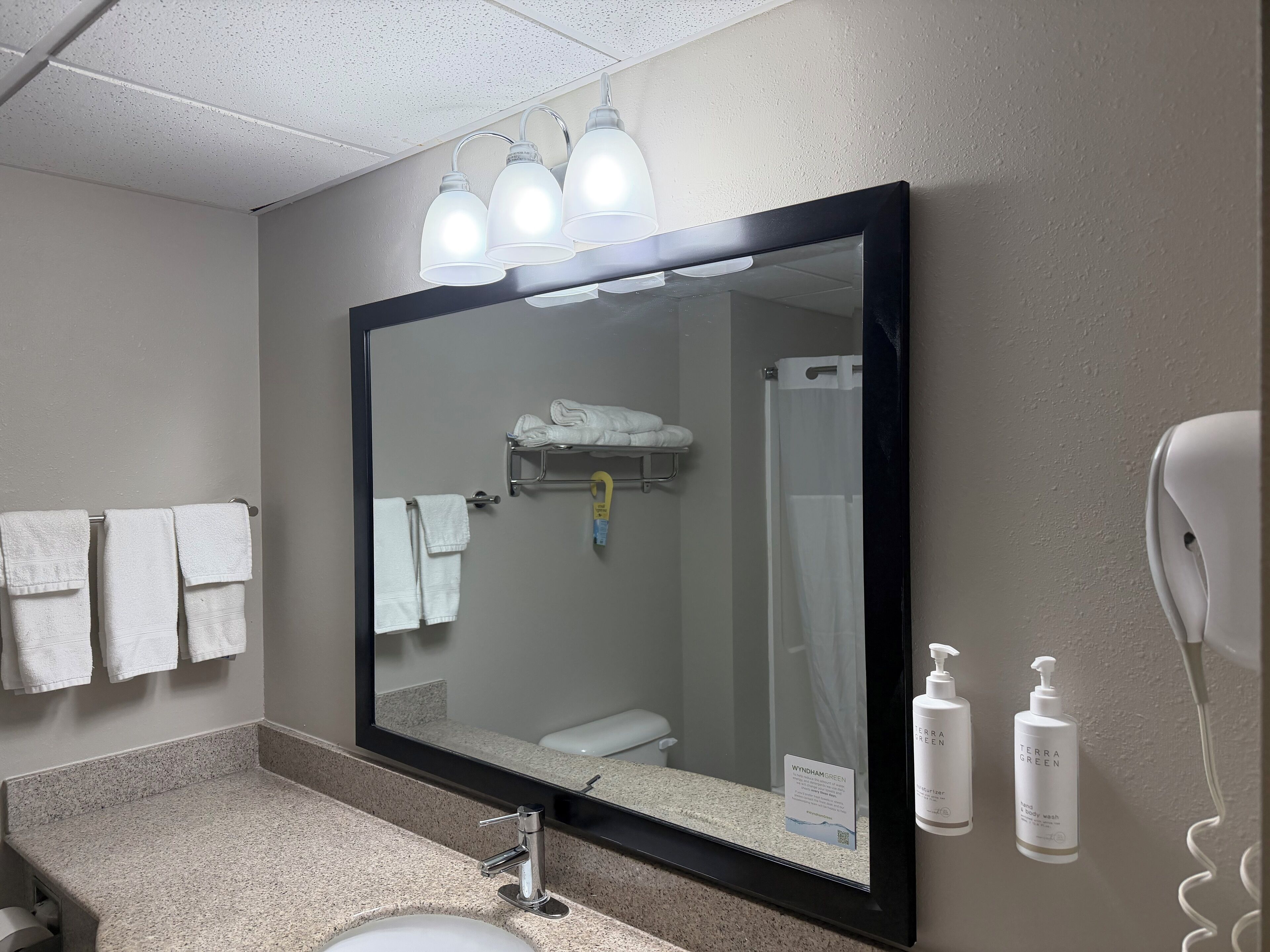 Combined shower/tub, hair dryer, towels