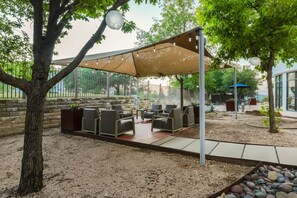 BBQ/picnic area - Courtyard by Marriott Austin Airport (Austin)