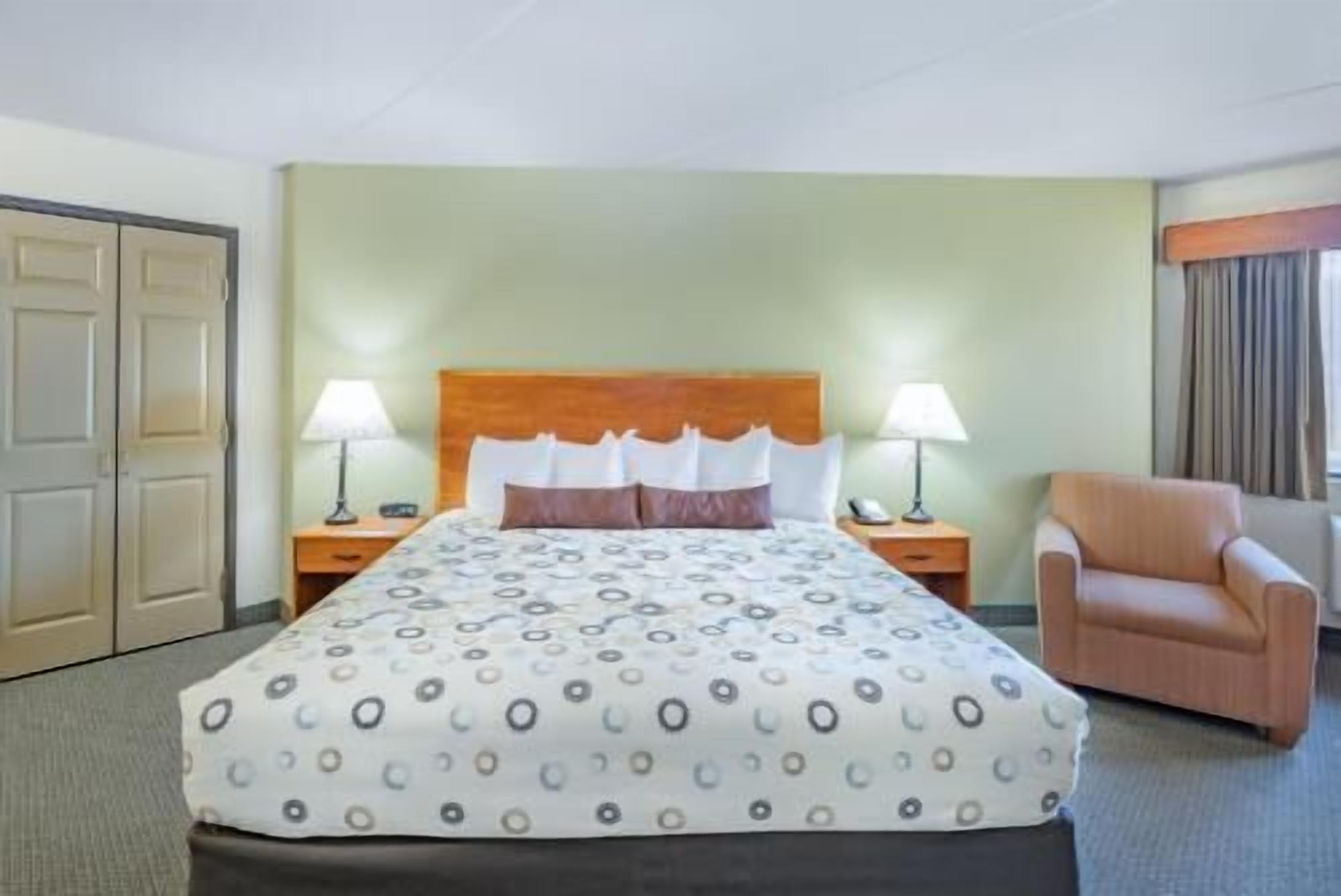 Hochwertige Bettwaren, Schreibtisch, schallisolierte Zimmer
