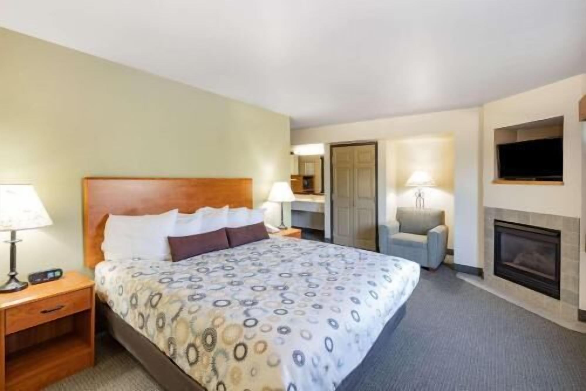 Hochwertige Bettwaren, Schreibtisch, schallisolierte Zimmer