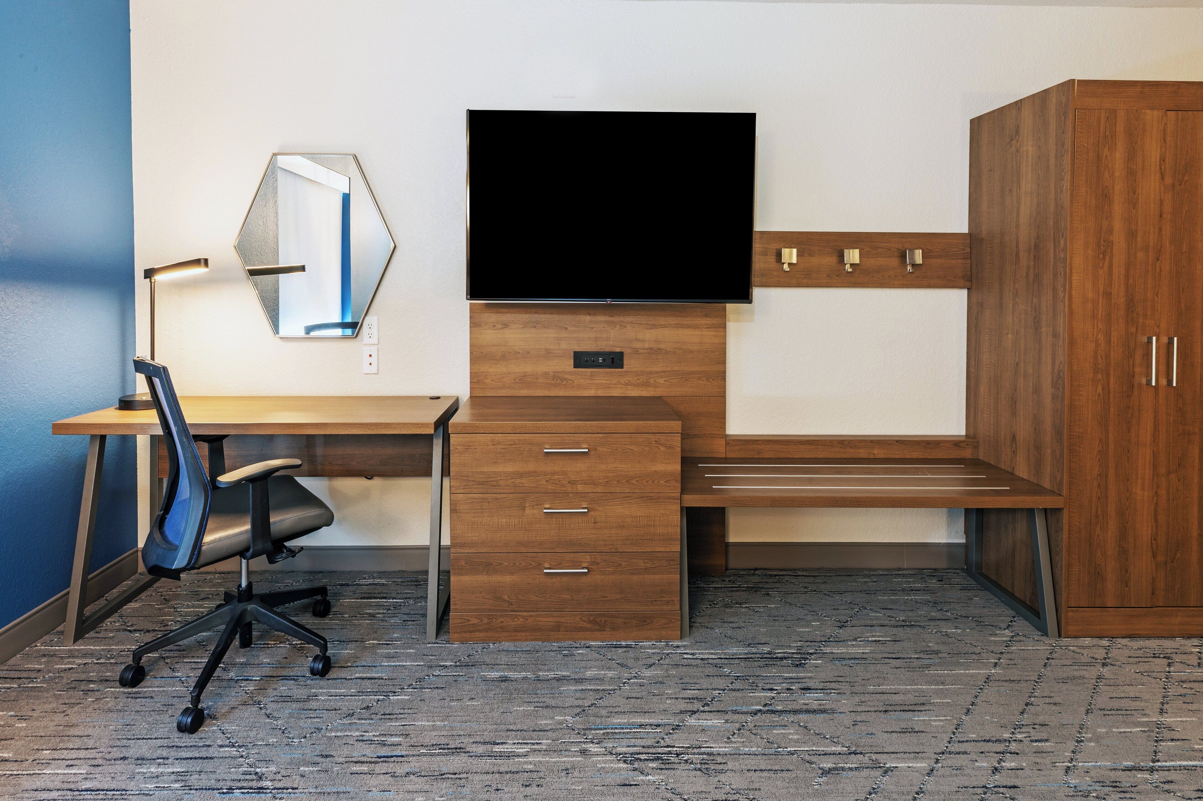 1 bedroom, in-room safe, desk, blackout curtains