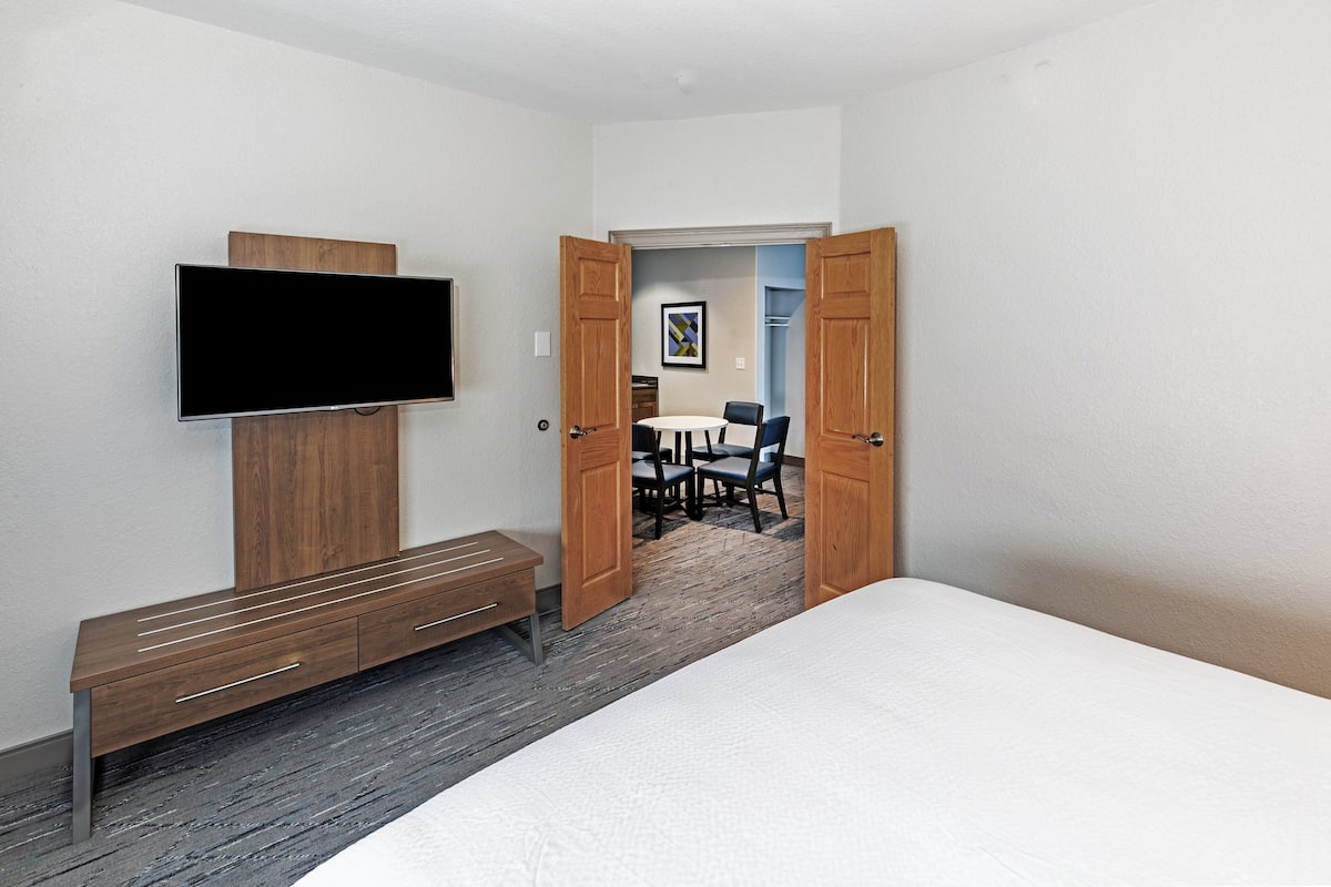 Suite, 1 camera da letto | Una cassaforte in camera, una scrivania, tende oscuranti