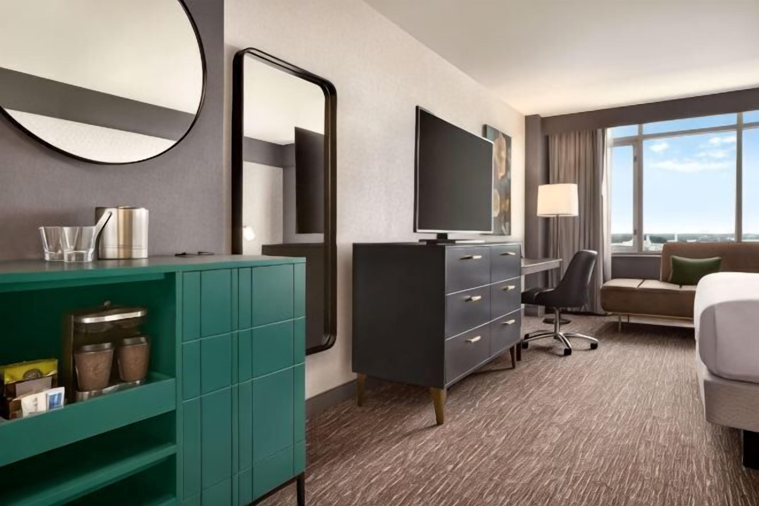 Premium bedding, minibar, in-room safe, iron/ironing board