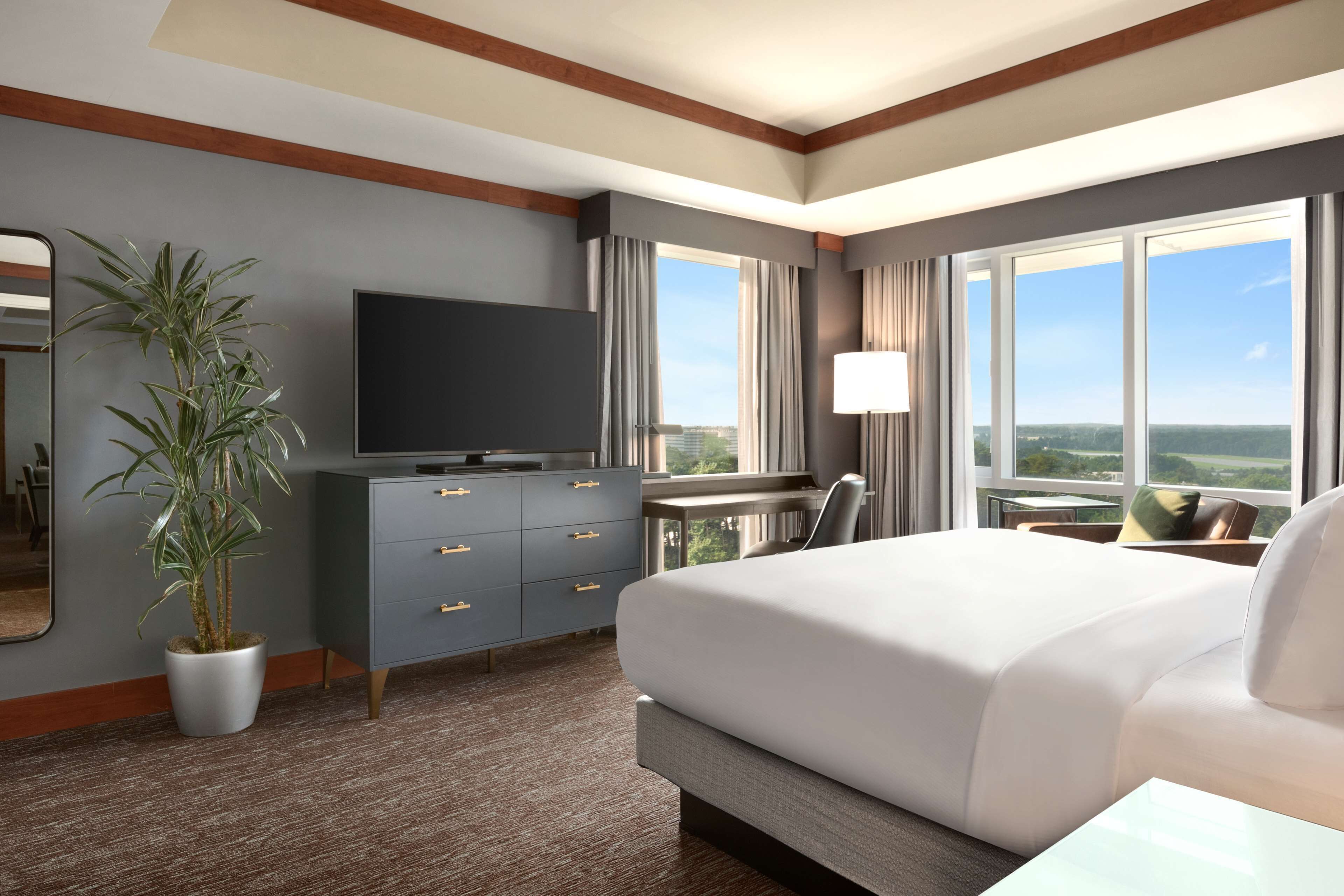 Suite | Premium bedding, minibar, in-room safe, iron/ironing board