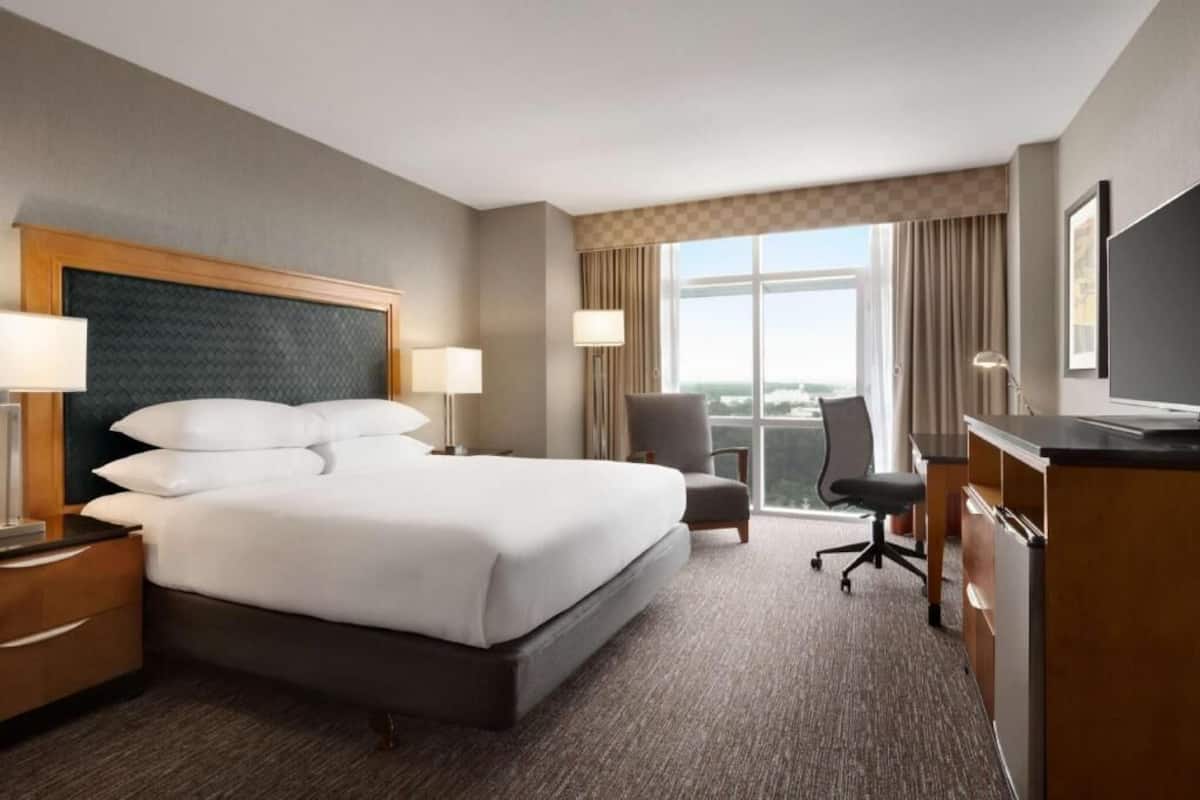 Premium bedding, minibar, in-room safe, iron/ironing board