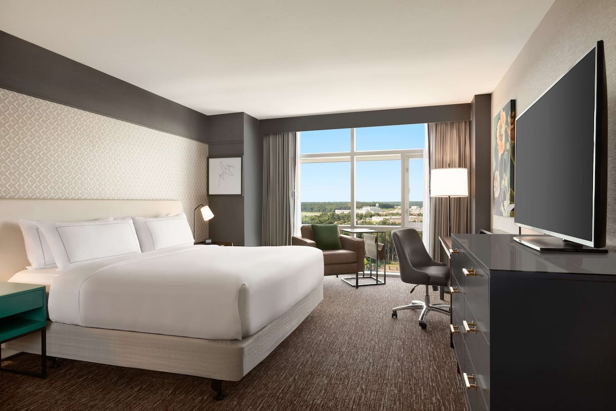 Premium bedding, minibar, in-room safe, iron/ironing board