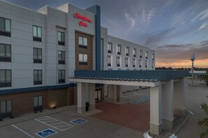 Front of property - Hampton Inn Waterloo Cedar Valley (Waterloo)