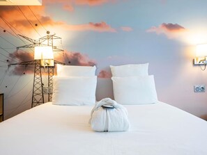 Habitación superior (1 Large bed) | Minibar, caja fuerte, escritorio y espacio para trabajar con un portátil