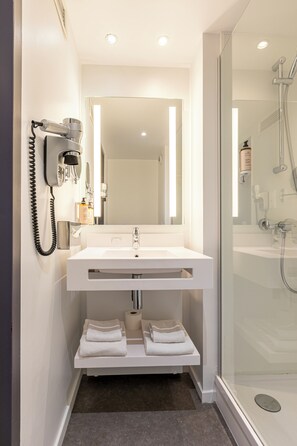 Habitación individual, 1 cama individual | Baño | Regadera, amenidades de baño ecológicas, secadora de cabello, toallas 