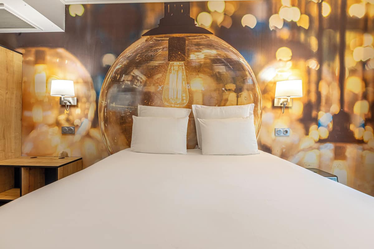 Classic Room (1 Large bed) | Minibar, in-room safe, desk, laptop workspace