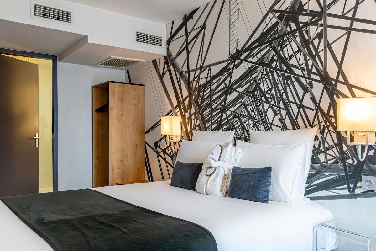 Privilege, Room, 1 Double Bed | Minibar, in-room safe, desk, laptop workspace