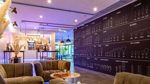Een moderne lounge met comfortabele banken, een salontafel en een barretje op de achtergrond.