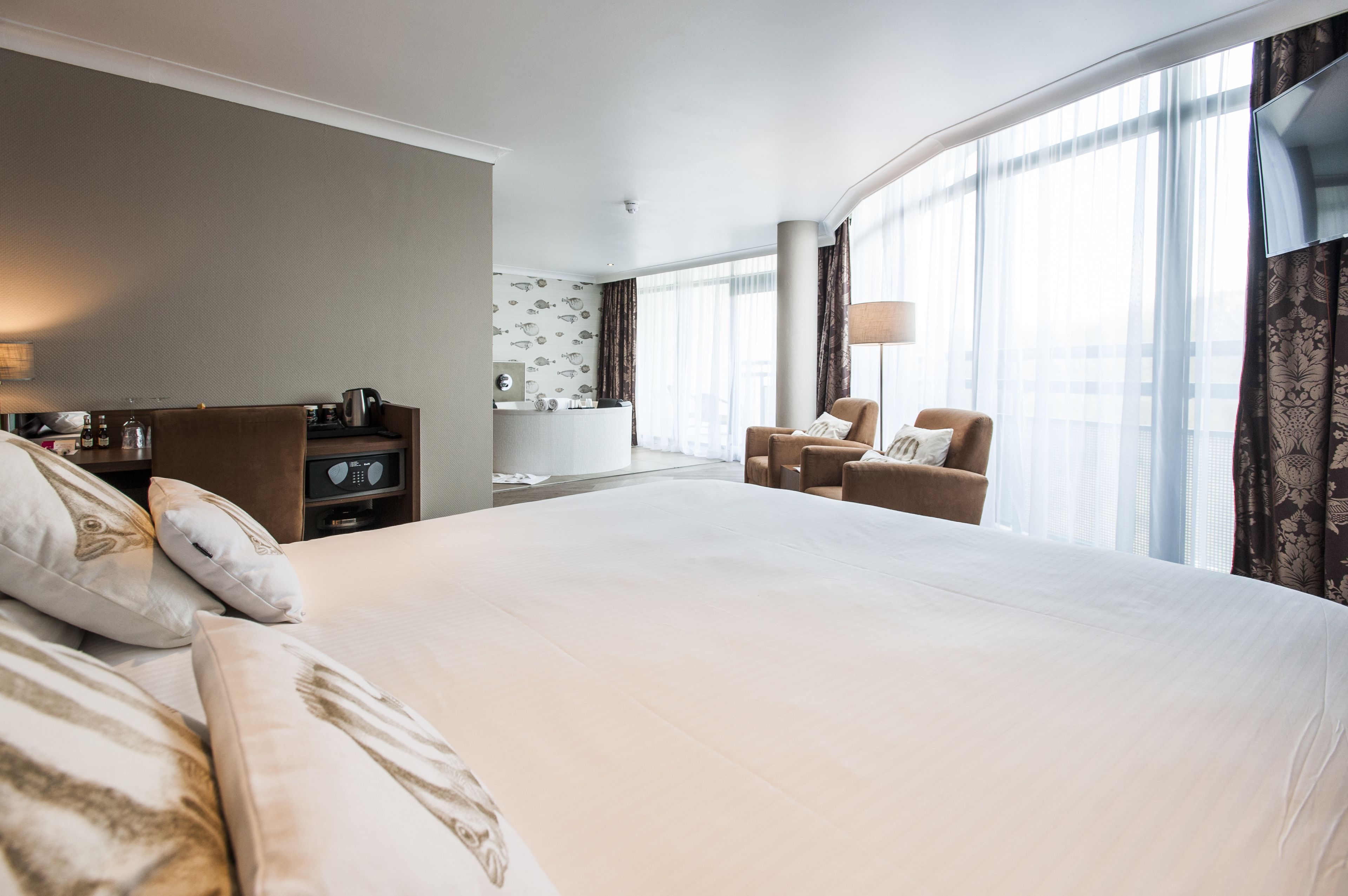 studio suite, jetted tub | 1 bedroom, minibar, in-room safe, blackout curtains