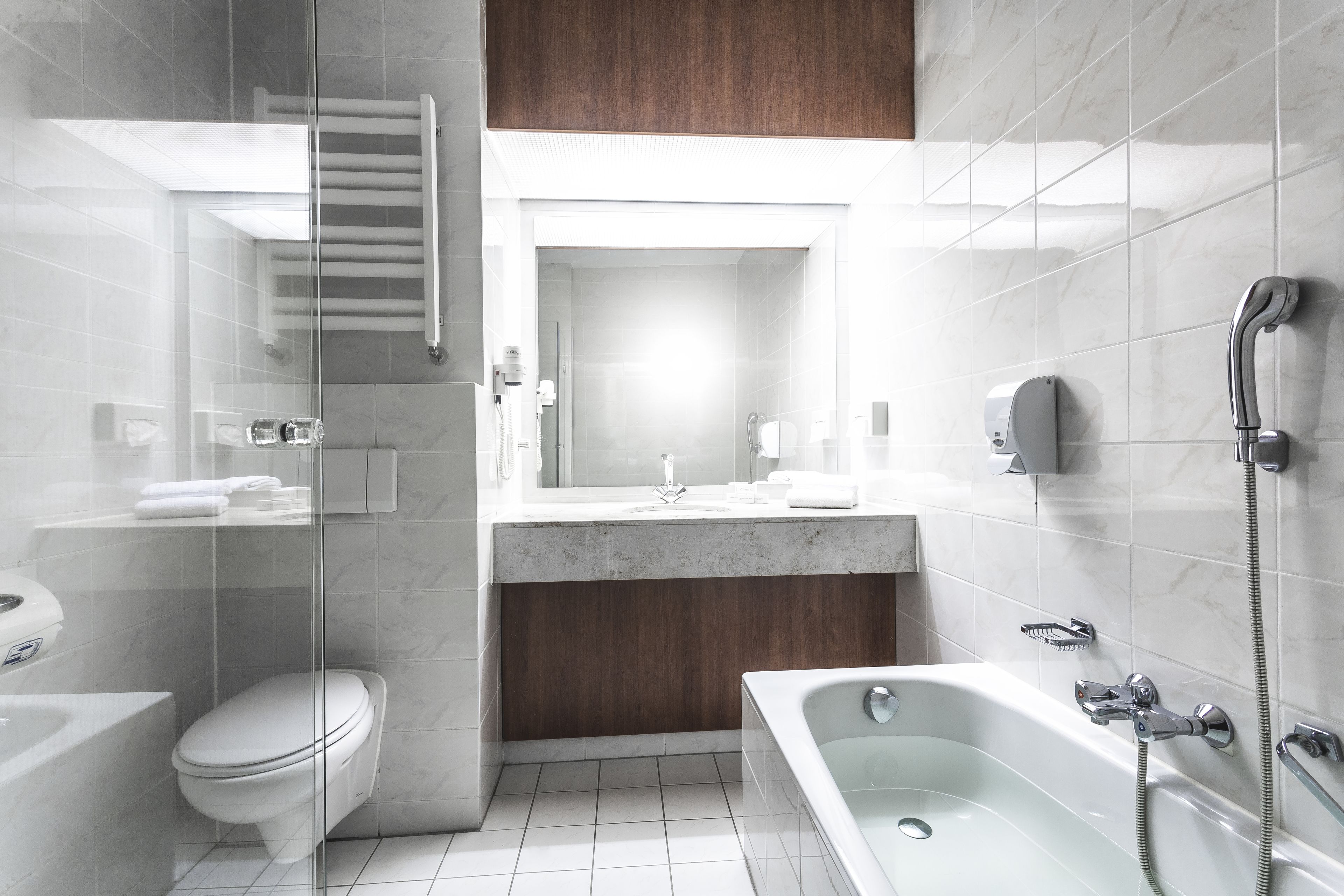 junior suite | bathroom | shower, free toiletries, hair dryer, towels