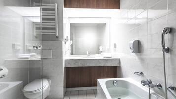 Een moderne badkamer met een douchecabine, toilet, wastafel en bad.