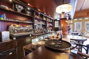 4 restaurants; lunch and dinner served