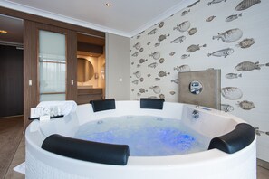 Suite estudio, bañera de hidromasaje | Baño | Ducha, artículos de higiene personal gratuitos y secador de pelo