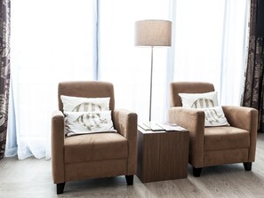 Suite estudio, bañera de hidromasaje | 1 dormitorio, minibar, caja fuerte y cortinas opacas