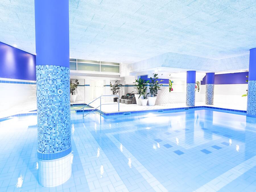 Una piscina cubierta