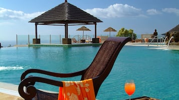 2 piscines extérieures, parasols de plage, chaises longues