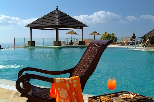 2 albercas al aire libre, sombrillas en la alberca y camastros