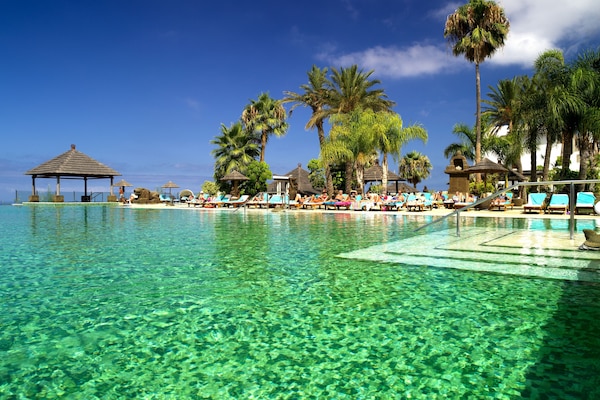2 outdoor pools, pool umbrellas, sun loungers