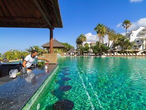 2 piscines extérieures, parasols de plage, chaises longues