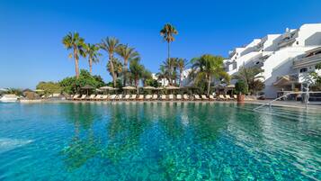 2 kolam renang outdoor, dengan payung kolam renang dan kursi berjemur