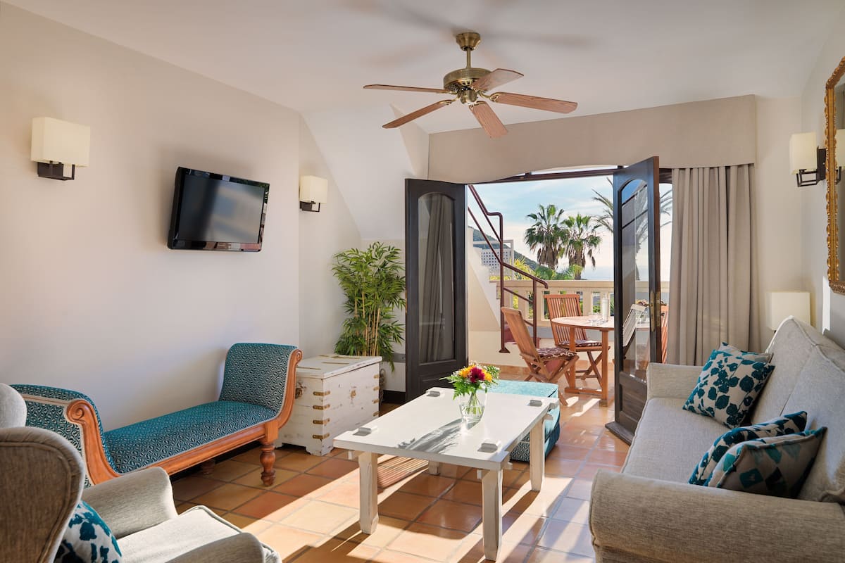 Living room | 29-inch TV with satellite channels, DVD player, foosball