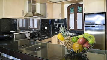 Refrigerador con freezer, microondas, horno, placa de cocina