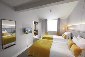 Desk, blackout drapes, free WiFi, alarm clocks - Chancellors Hotel and Conference Centre (Manchester)