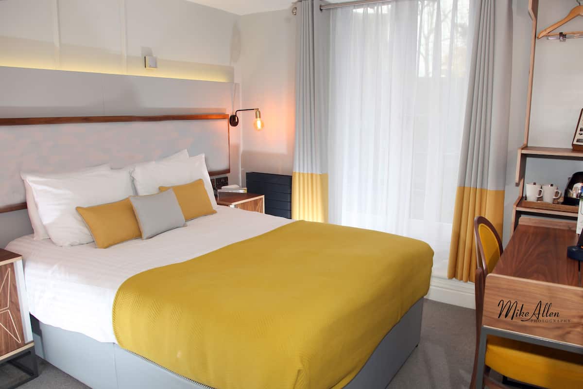Escritorio, cortinas blackout, wifi gratis y despertador