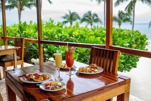 Petit déjeuner, déjeuner et dîner servis sur place