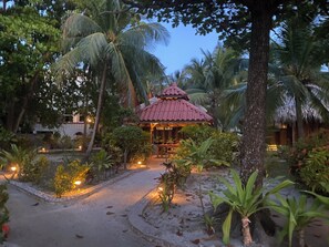 Breakfast, lunch served; local and international cuisine, beach views - St. George's Caye Resort (St. George's Caye)