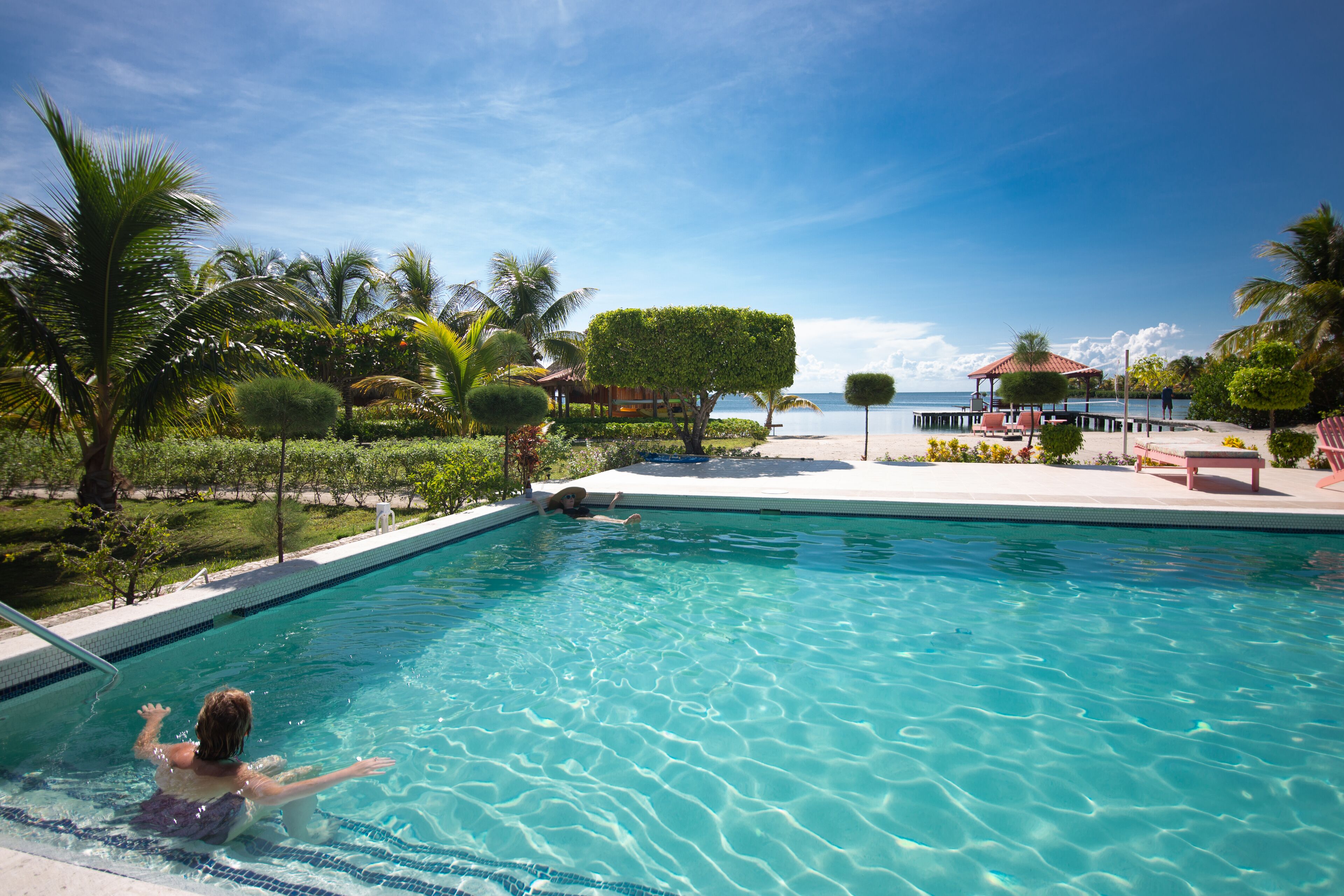 室外游泳池，提供日光浴躺椅