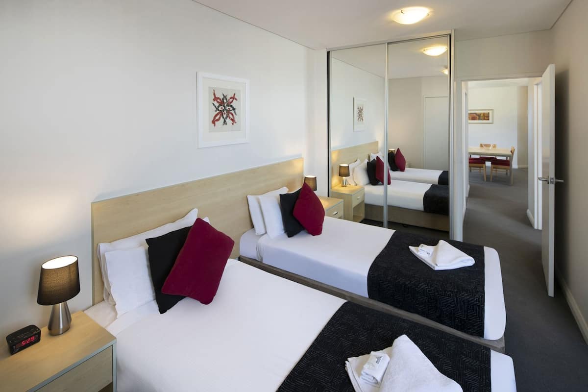 Bureau, fer et planche à repasser, lits bébé (en supplément)