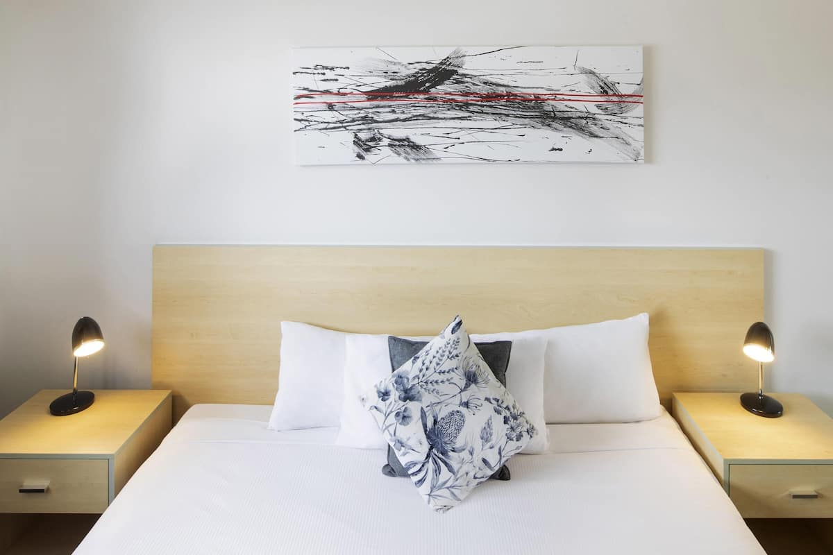 Bureau, fer et planche à repasser, lit de bébé (supplément)