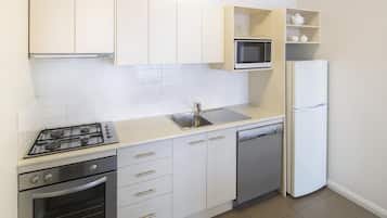 Escrivaninha, ferros/tábuas de passar roupa, berços (sobretaxa)