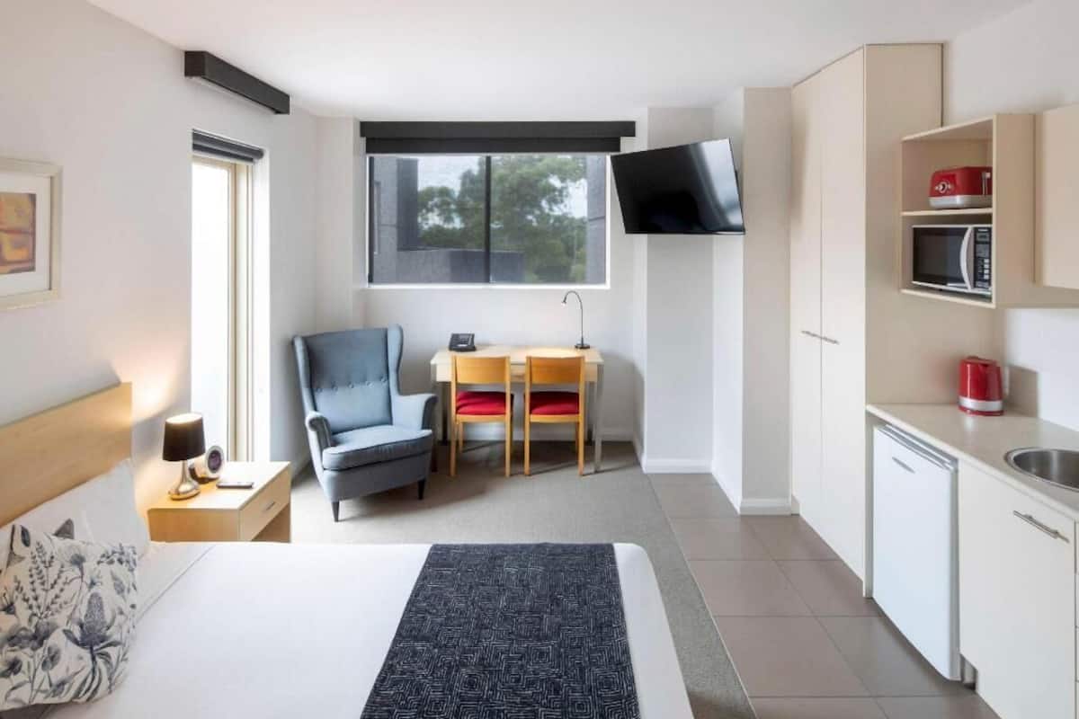 Bureau, fer et planche à repasser, lits bébé (en supplément)