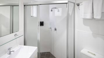 Dutxa, articles de tocador gratuïts, assecador de cabells i tovalloles