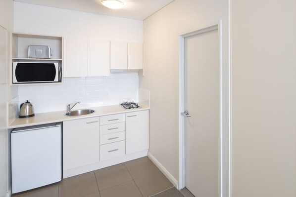 1 bedroom, desk, iron/ironing board, cribs/infant beds