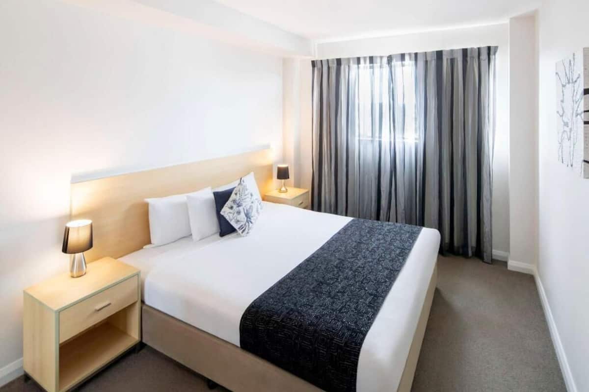 Bureau, fer et planche à repasser, lits bébé (en supplément)