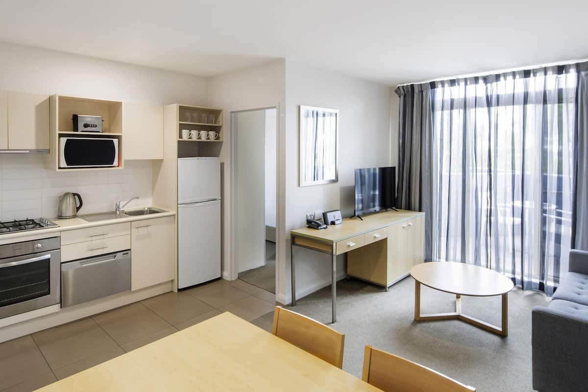 Bureau, fer et planche à repasser, lits bébé (en supplément)