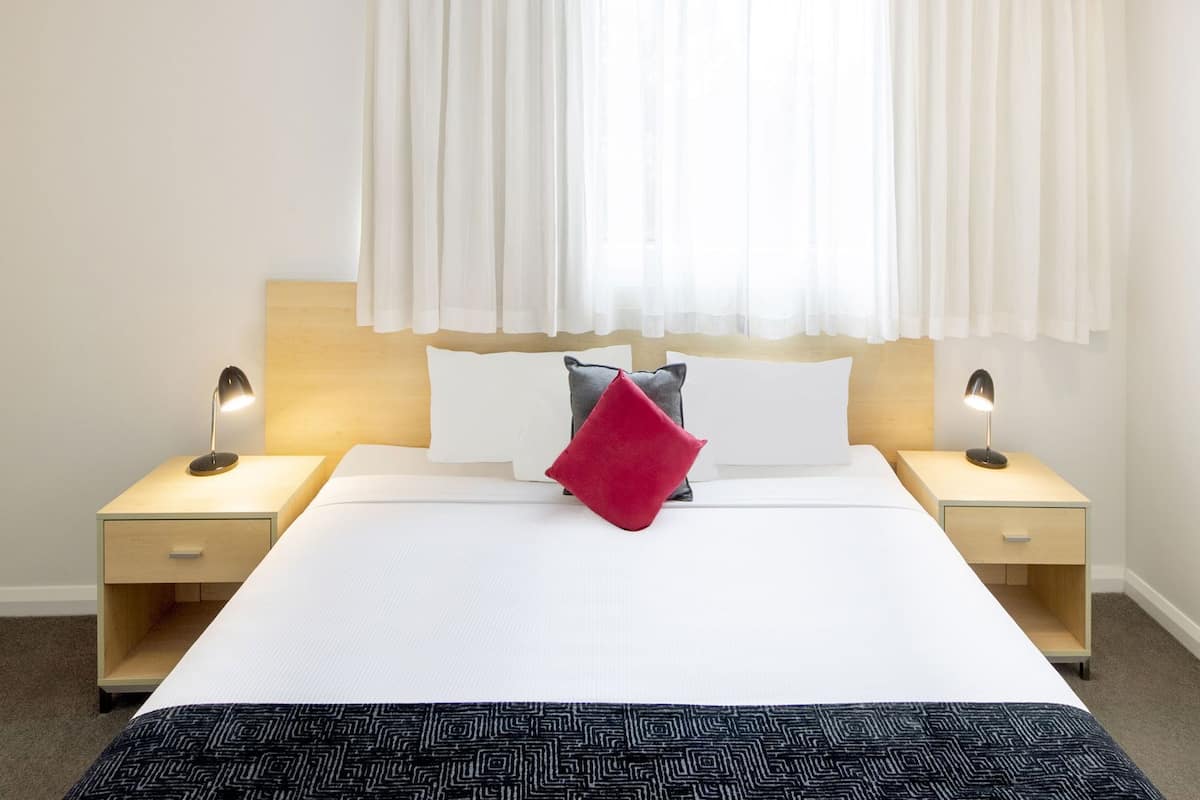 Bureau, fer et planche à repasser, lits bébé (en supplément)