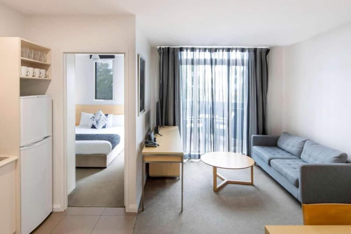 Bureau, fer et planche à repasser, lits bébé (en supplément)