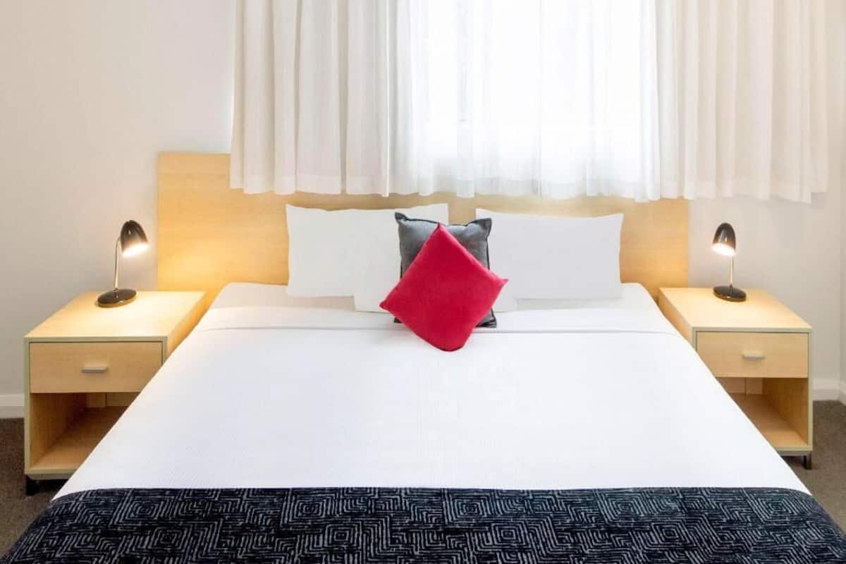 Bureau, fer et planche à repasser, lits bébé (en supplément)