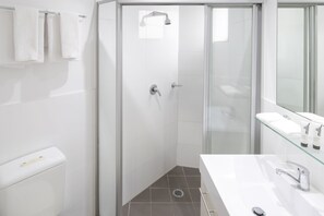 Bureau, fer et planche à repasser, lit de bébé (supplément)